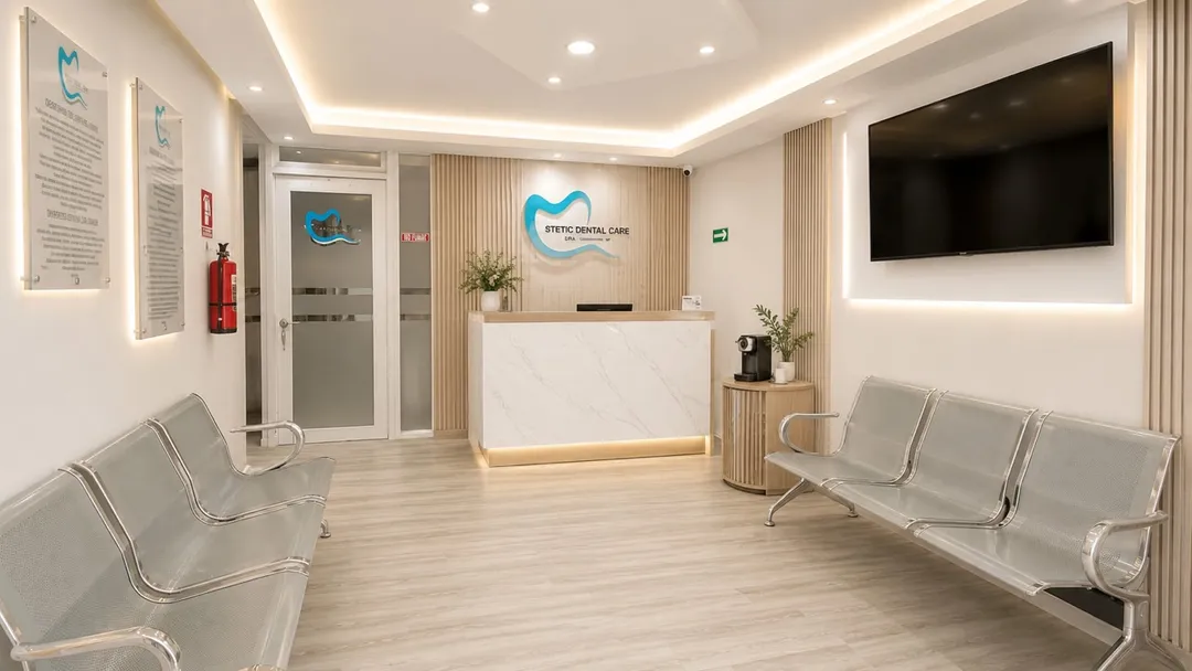 Recepción de Stetic Dental Care en San Juan de la Maguana: mostrador de mármol con el logo de la clínica y sala de espera.