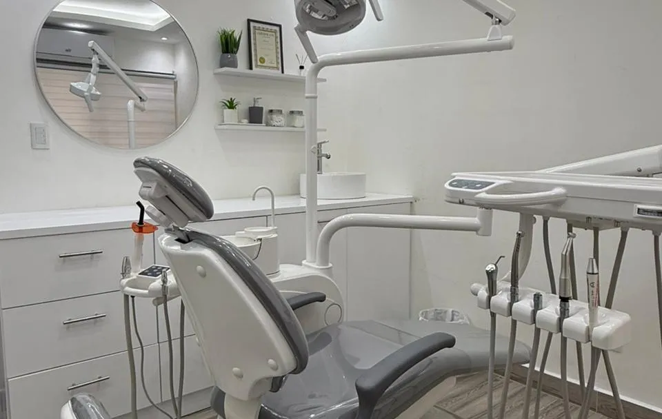 Gabinete de Stetic Dental Care en Santo Domingo: sillón dental, lámpara e instrumental en una sala blanca.